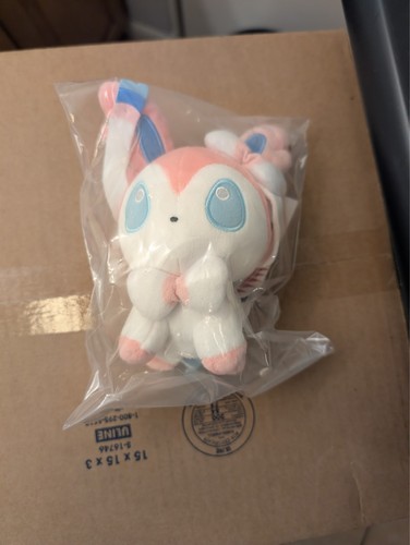 Pokemon center limited sylveon - pokemon,
